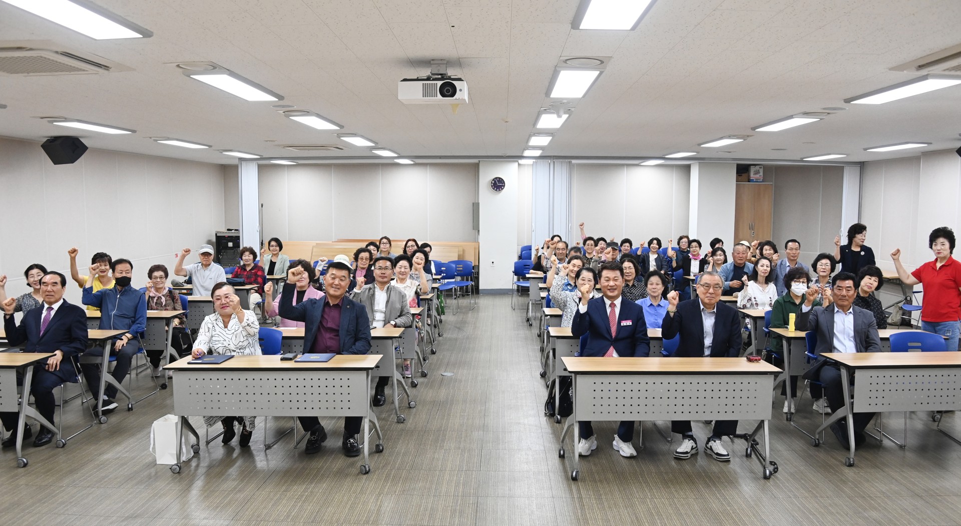 바르게살기운동 어르신지팡이 전달식 1