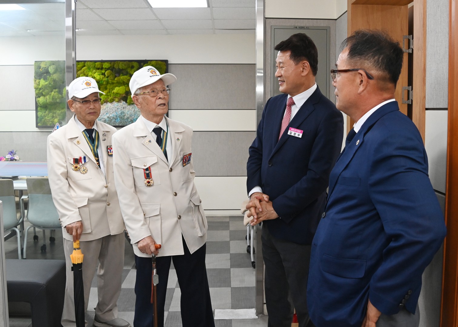 참전유공자회 유족회원 기념패 전달식 6