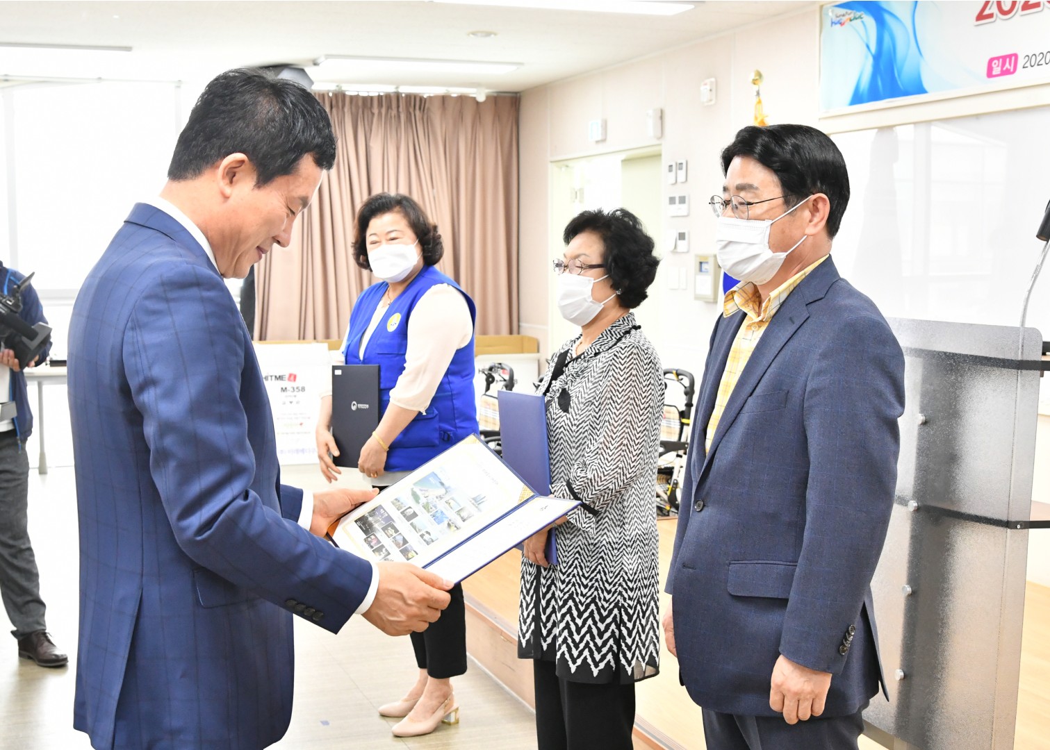 어르신 의료용 보행기 전달식 11