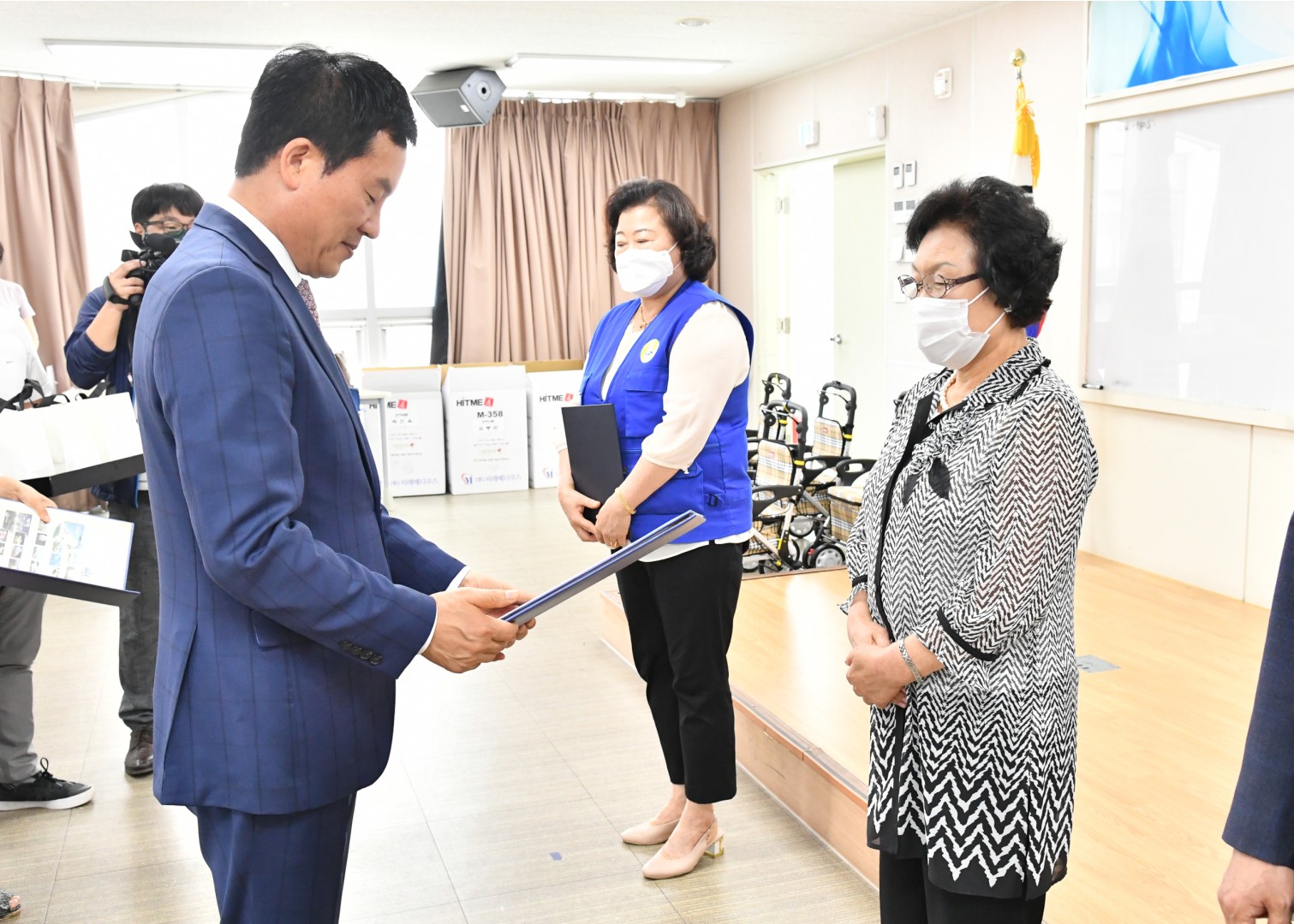 어르신 의료용 보행기 전달식 9