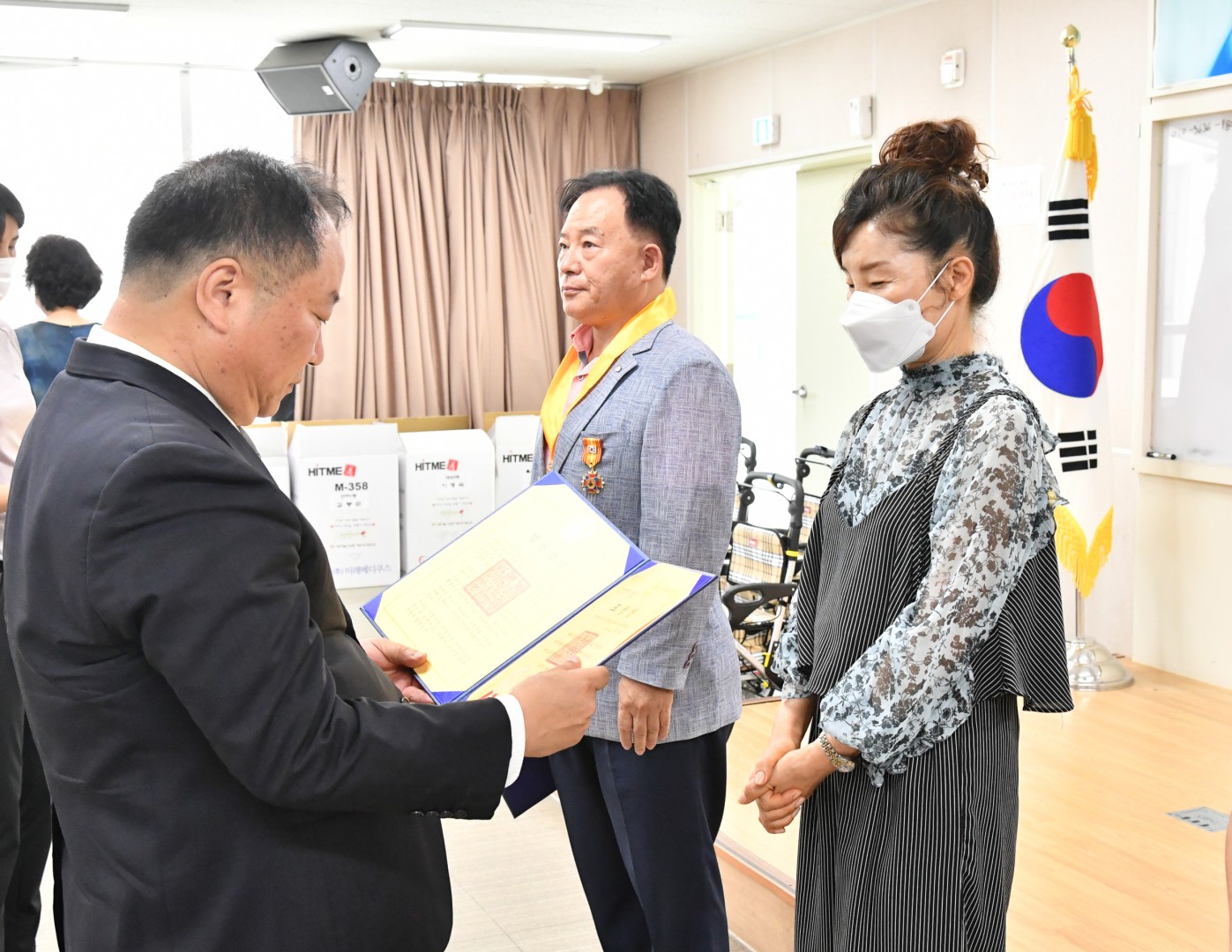 어르신 의료용 보행기 전달식 16