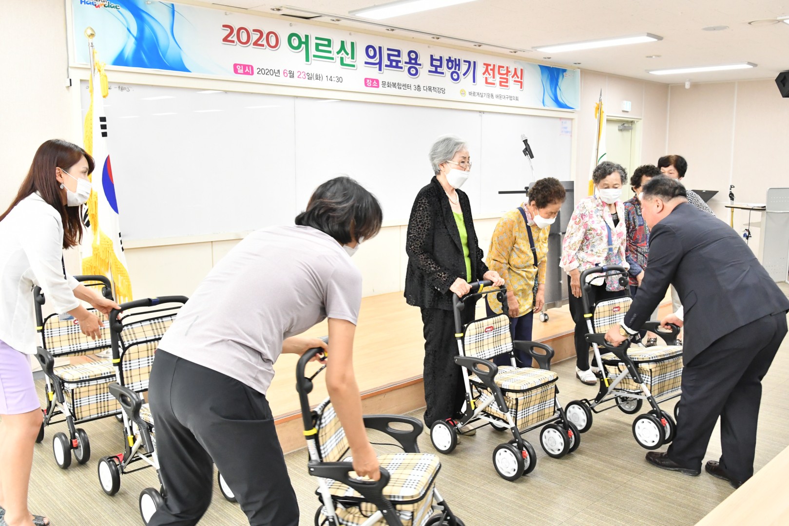 어르신 의료용 보행기 전달식 5