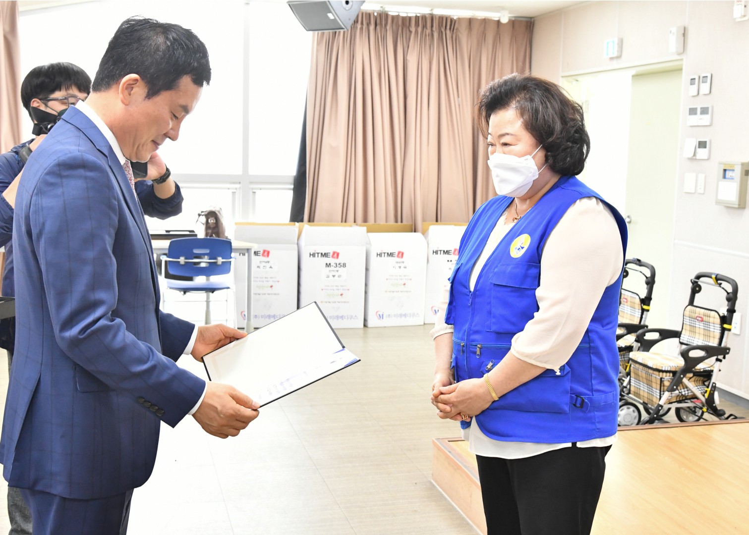 어르신 의료용 보행기 전달식 7