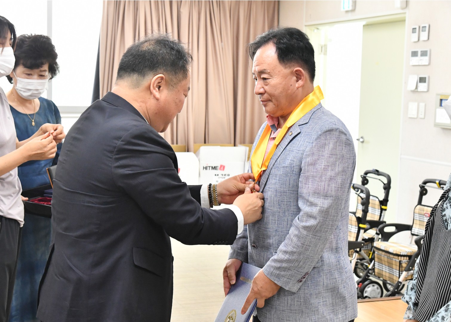 어르신 의료용 보행기 전달식 15