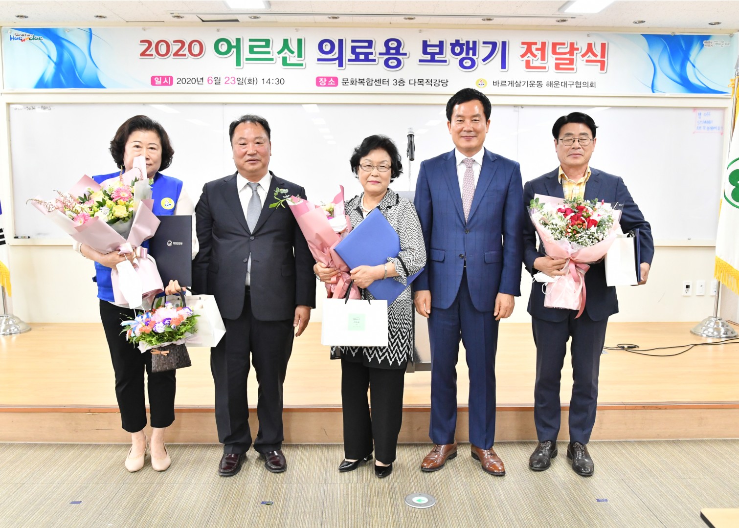 어르신 의료용 보행기 전달식 13