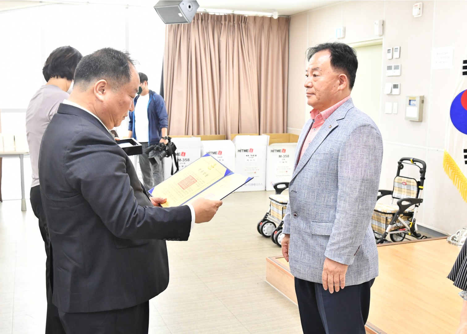 어르신 의료용 보행기 전달식 14