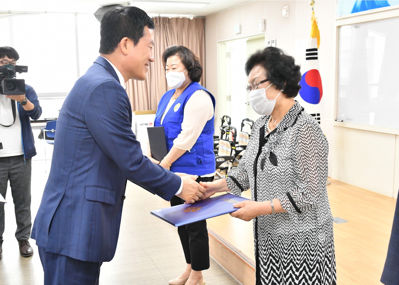 어르신 의료용 보행기 전달식 10
