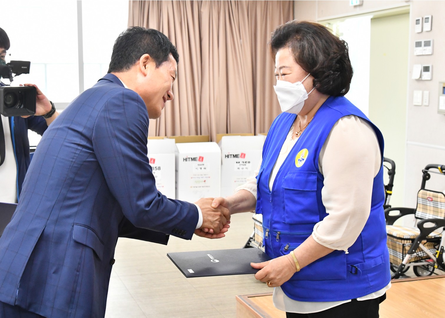 어르신 의료용 보행기 전달식 8
