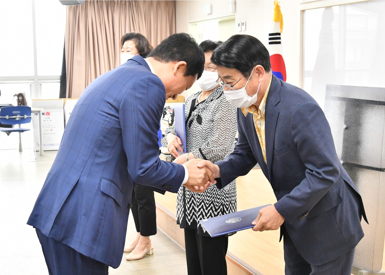 어르신 의료용 보행기 전달식 12