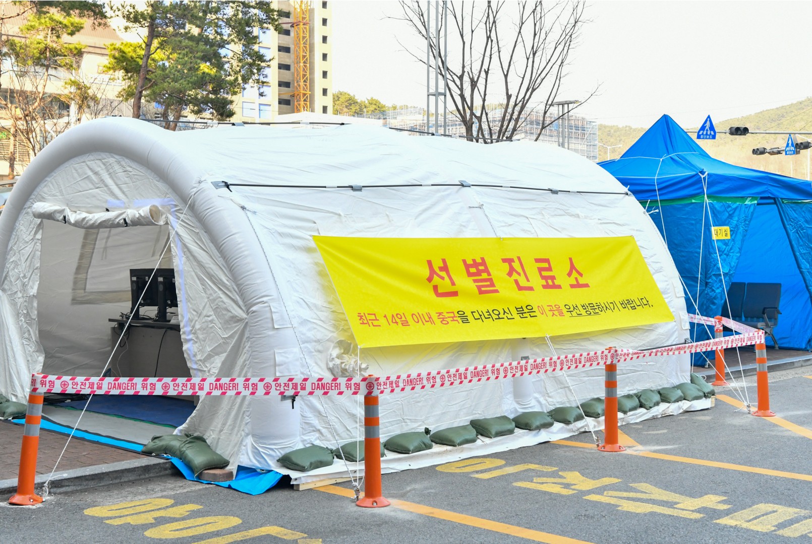 선별진료소 격려 방문 8