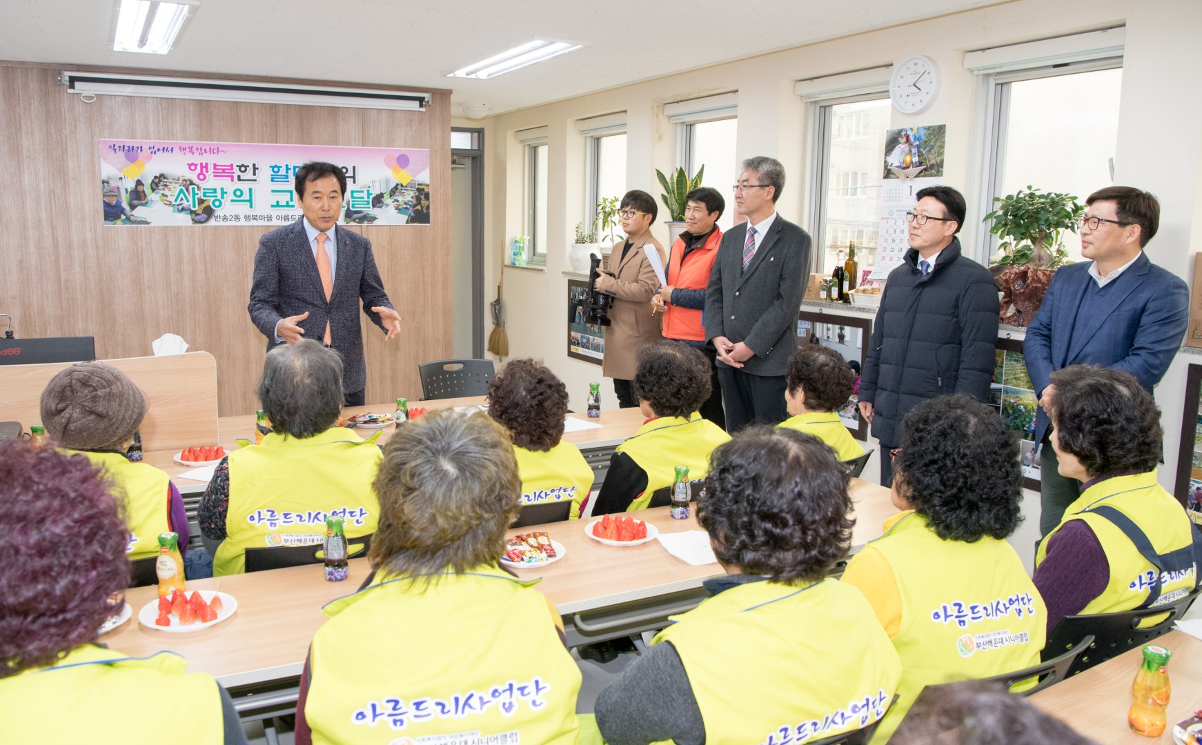 아름다운 할매들의 교복전달식 4