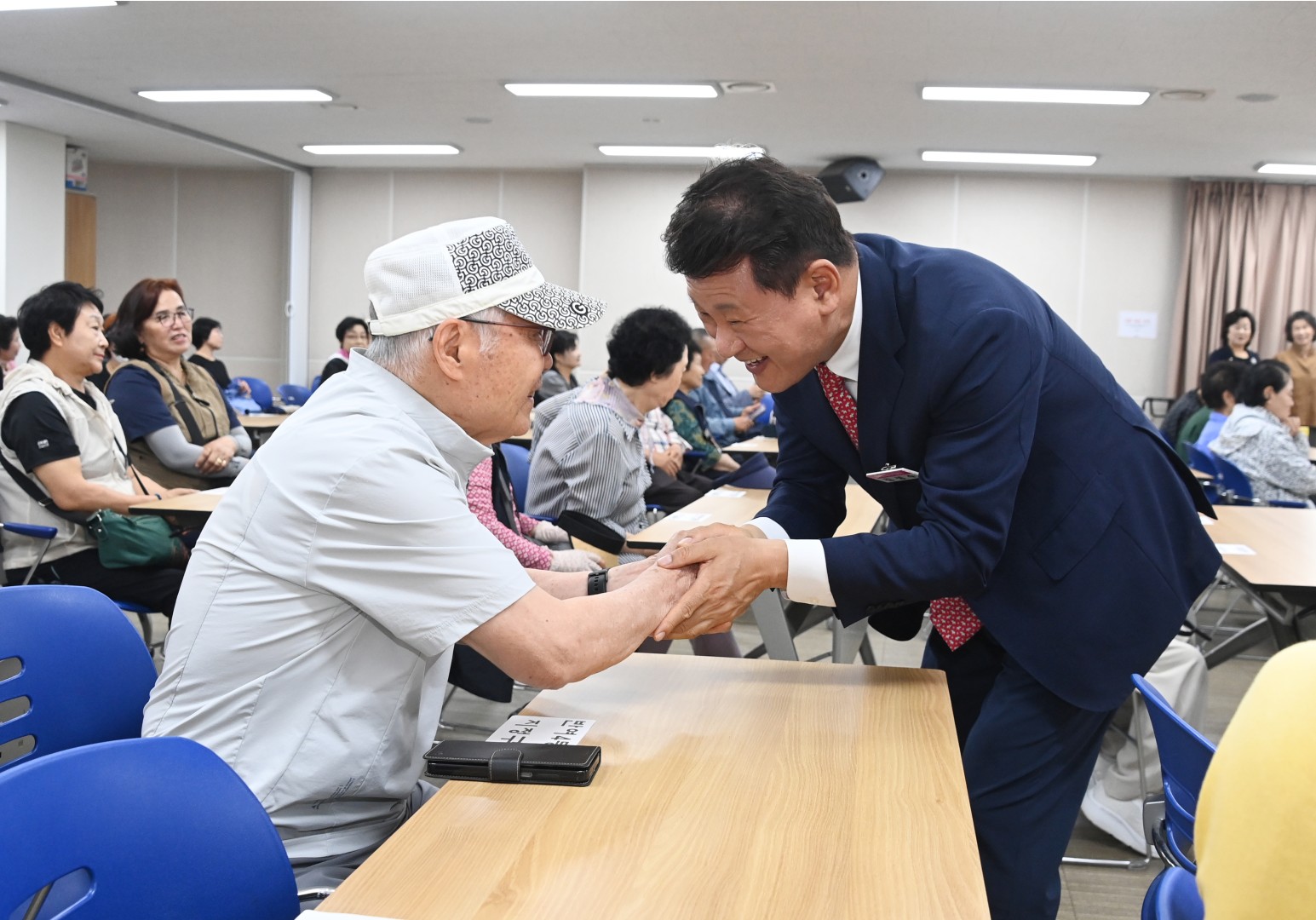 바르게살기운동 어르신지팡이 전달식 12