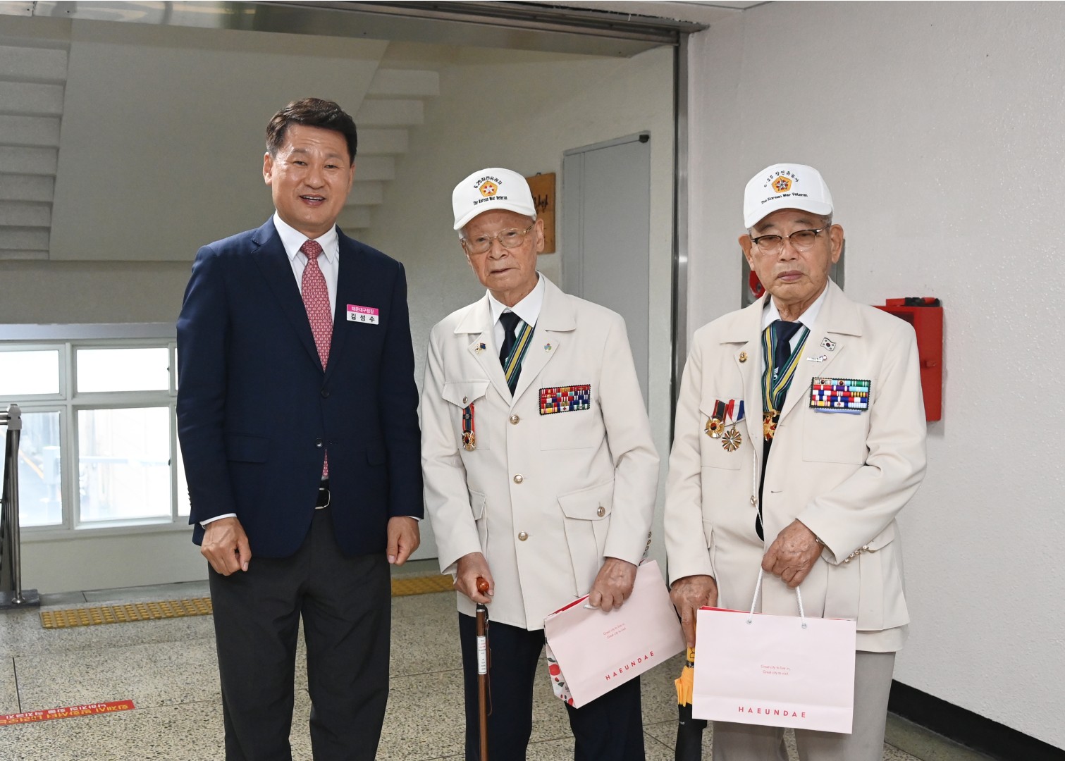 참전유공자회 유족회원 기념패 전달식 8