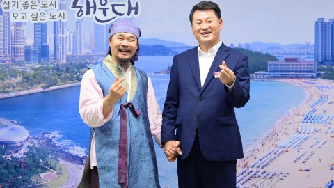 김봉곤 훈장 방문