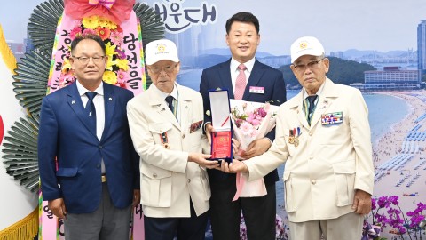 참전유공자회 유족회원 기념패 전달식