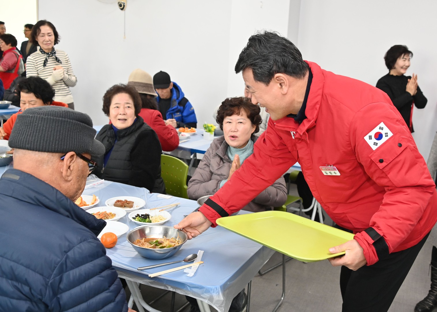 설맞이 어르신 식사대접(반여4동 행정복지센터) 1