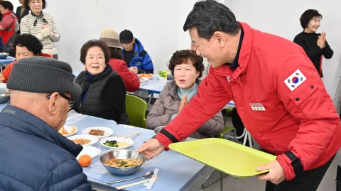 설맞이 어르신 식사대접(반여4동 행정복지센터)