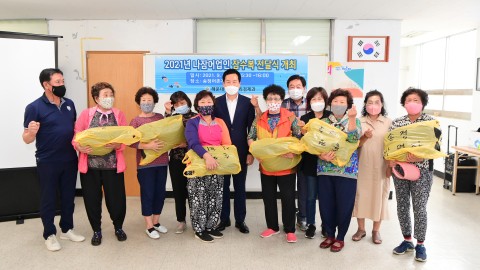 나잠어업인 잠수복 전달