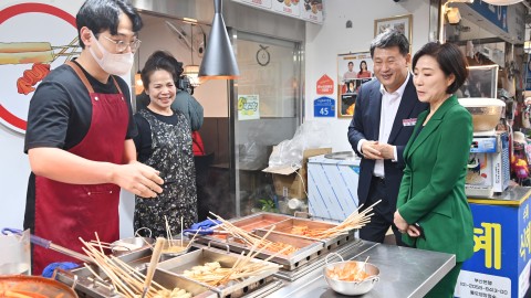 오영주 중기부 장관 해운대시장 방문