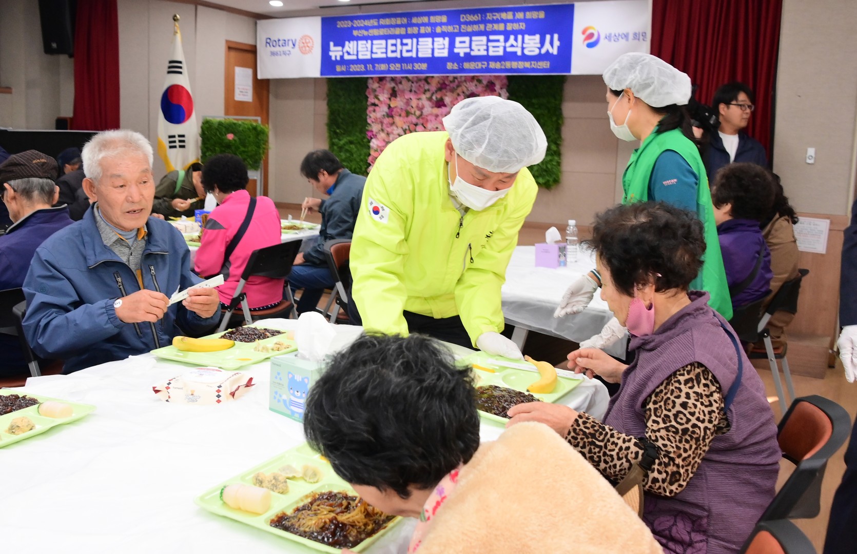 어르신 무료급식 '짜장면 데이' 나눔행사 5