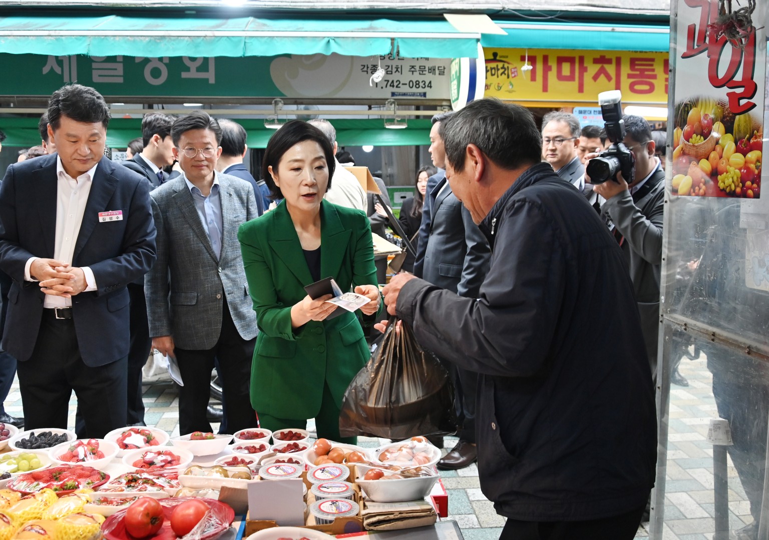 오영주 중기부 장관 해운대시장 방문 11