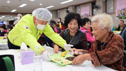어르신 무료급식 '짜장면 데이' 나눔행사