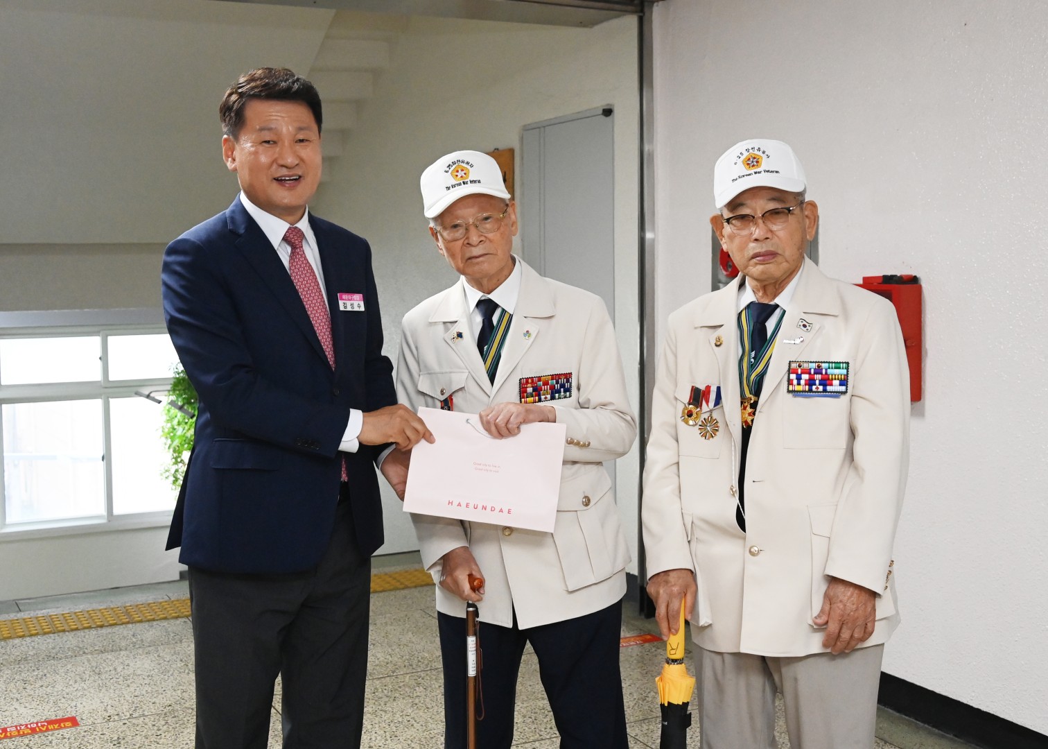 참전유공자회 유족회원 기념패 전달식 7