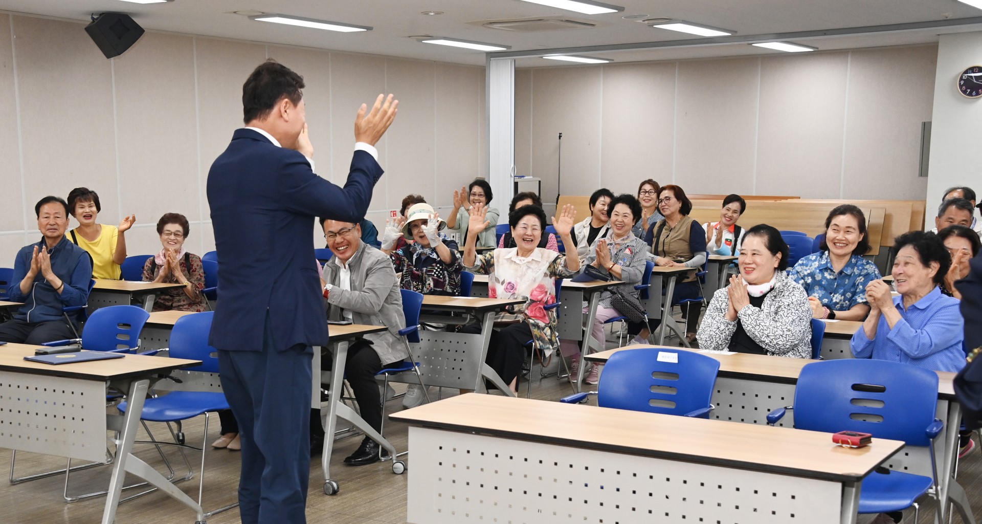 바르게살기운동 어르신지팡이 전달식 13