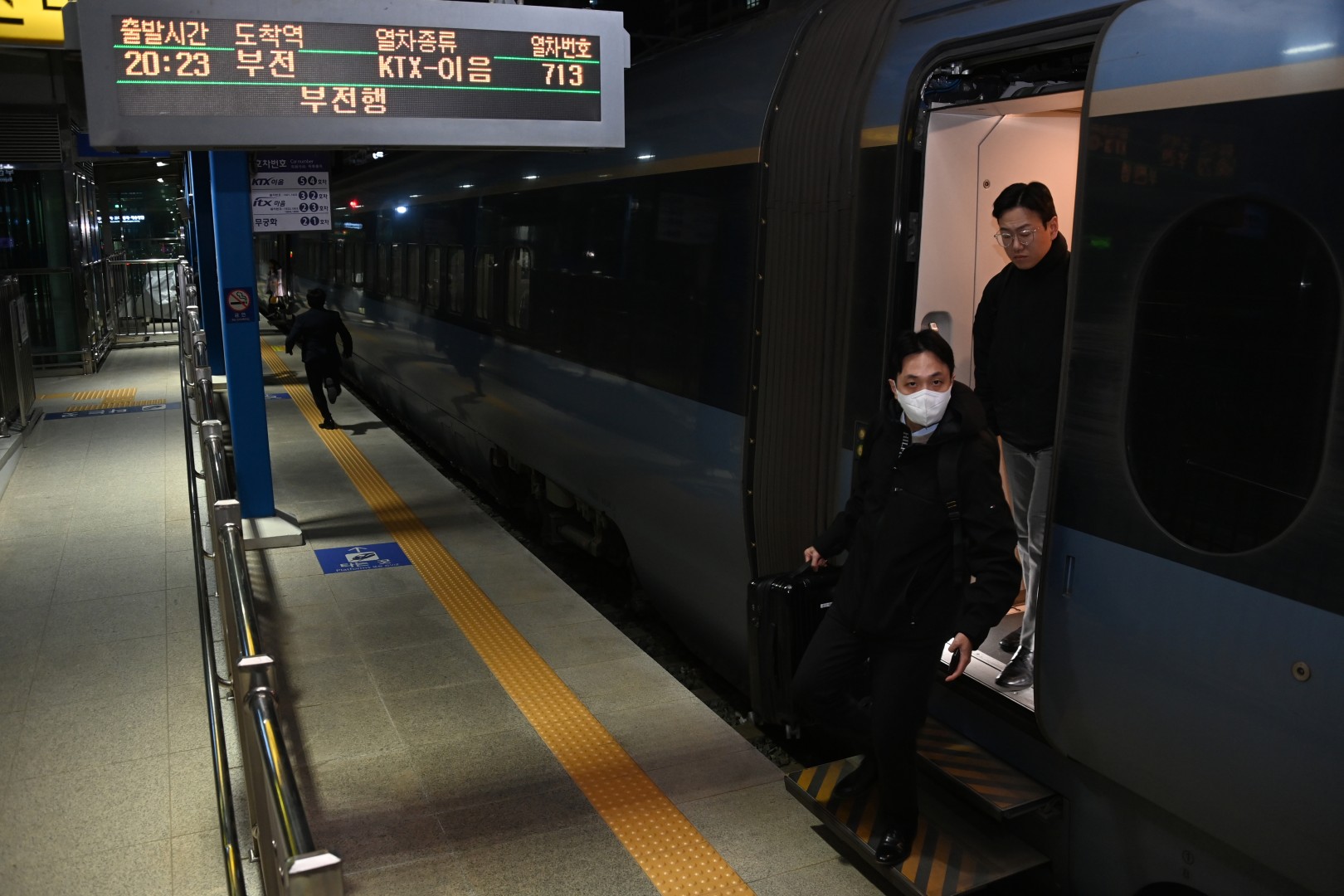 KTX-이음 첫차 방문객 환영(센텀역) 5